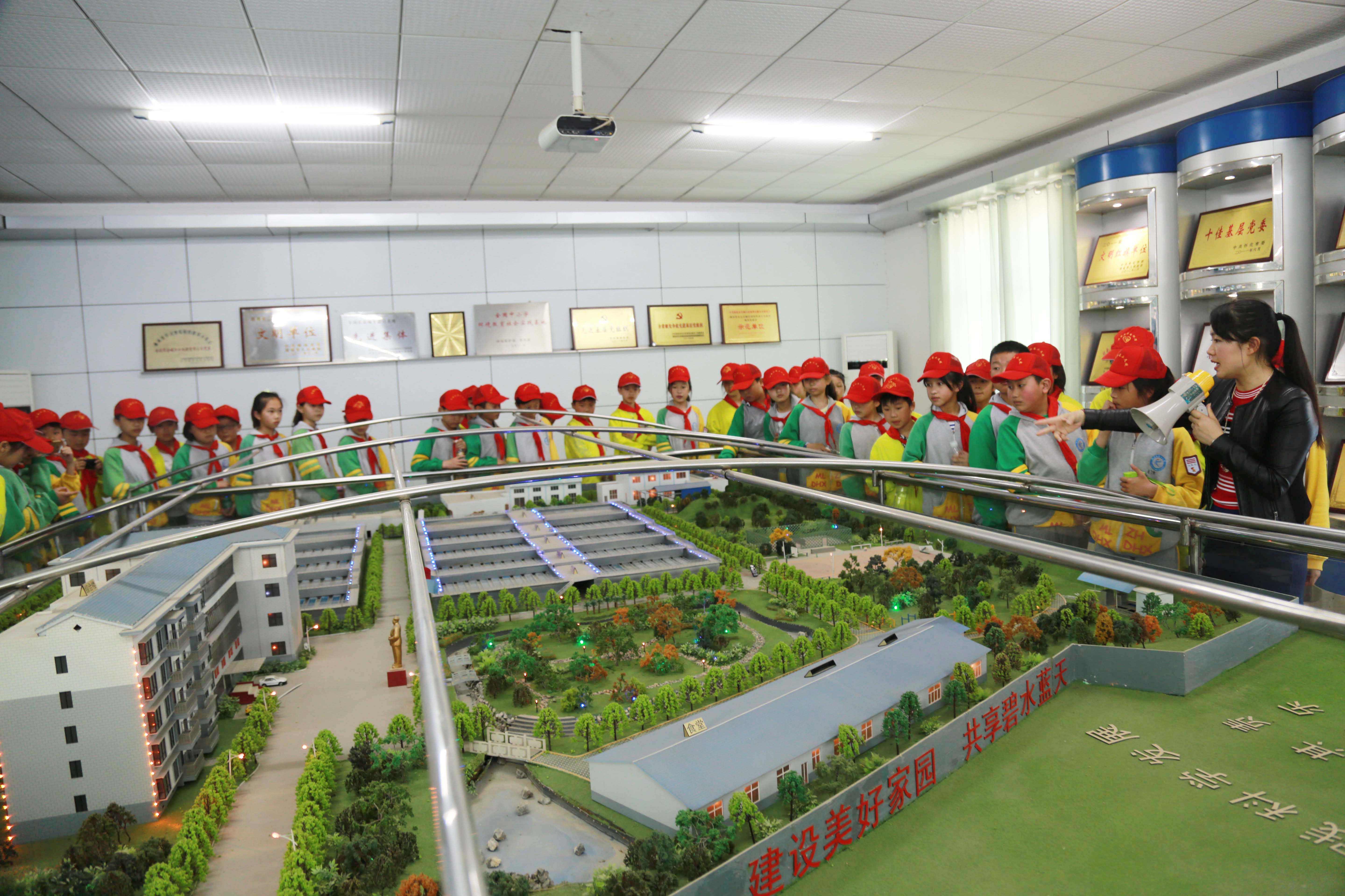 城管进校园 宏宇小学参观市污水处理有限华体会（中国）.jpg